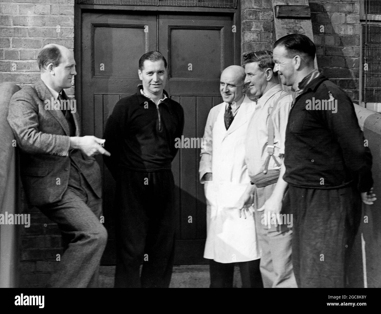 Wolverhampton Wanderers Manager Stan Cullis talking Molineux staff outside the stadium Stock Photo