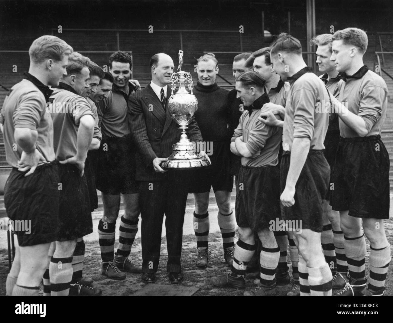Wolverhampton Wanderers manager Stan Cullis and his players with League Championship trophy in the 1950's Stock Photo