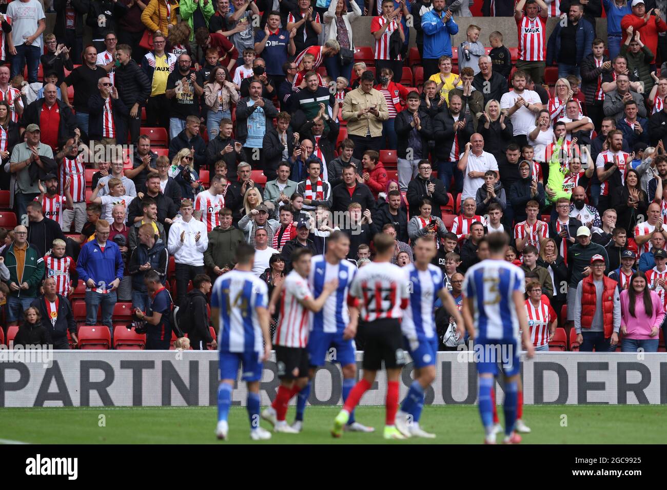SUNDERLAND, UK. AUG 7TH Sunderland fans applaud their players during the Sky Bet League 1 match between Sunderland and Wigan Athletic at the Stadium Of Light, Sunderland on Saturday 7th August 2021. (Credit: Will Matthews | MI News) Credit: MI News & Sport /Alamy Live News Stock Photo