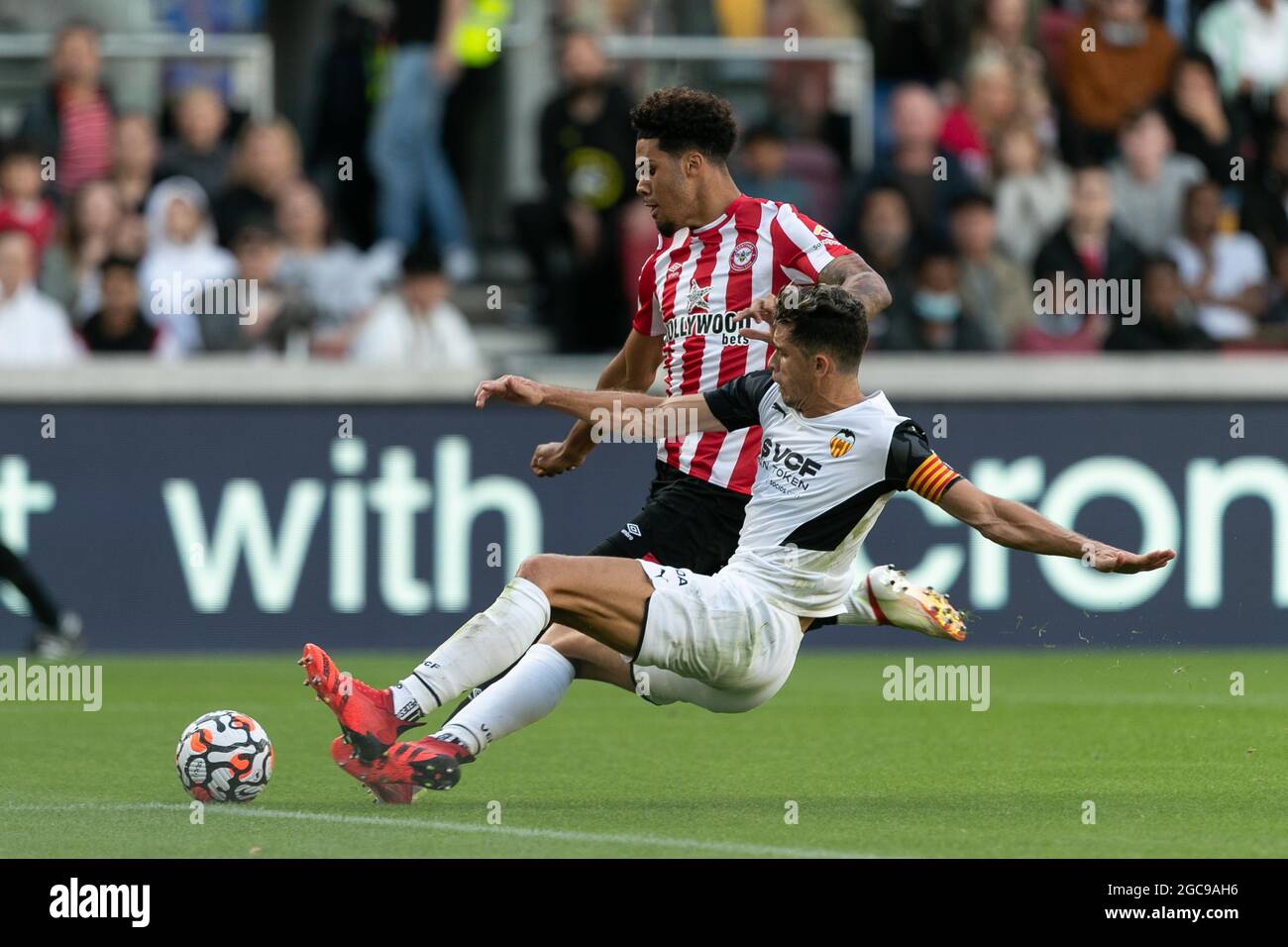 LONDON, UK. AUG 7TH: Myles Peart-Harris of Brentford and Gabriel Paulista of Valencia compete for the ball during the Pre-season Friendly match between Brentford and Valencia CF at the Brentford Community Stadium, Brentford on Saturday 7th August 2021. (Credit: Juan Gasparini | MI News) Credit: MI News & Sport /Alamy Live News Stock Photo