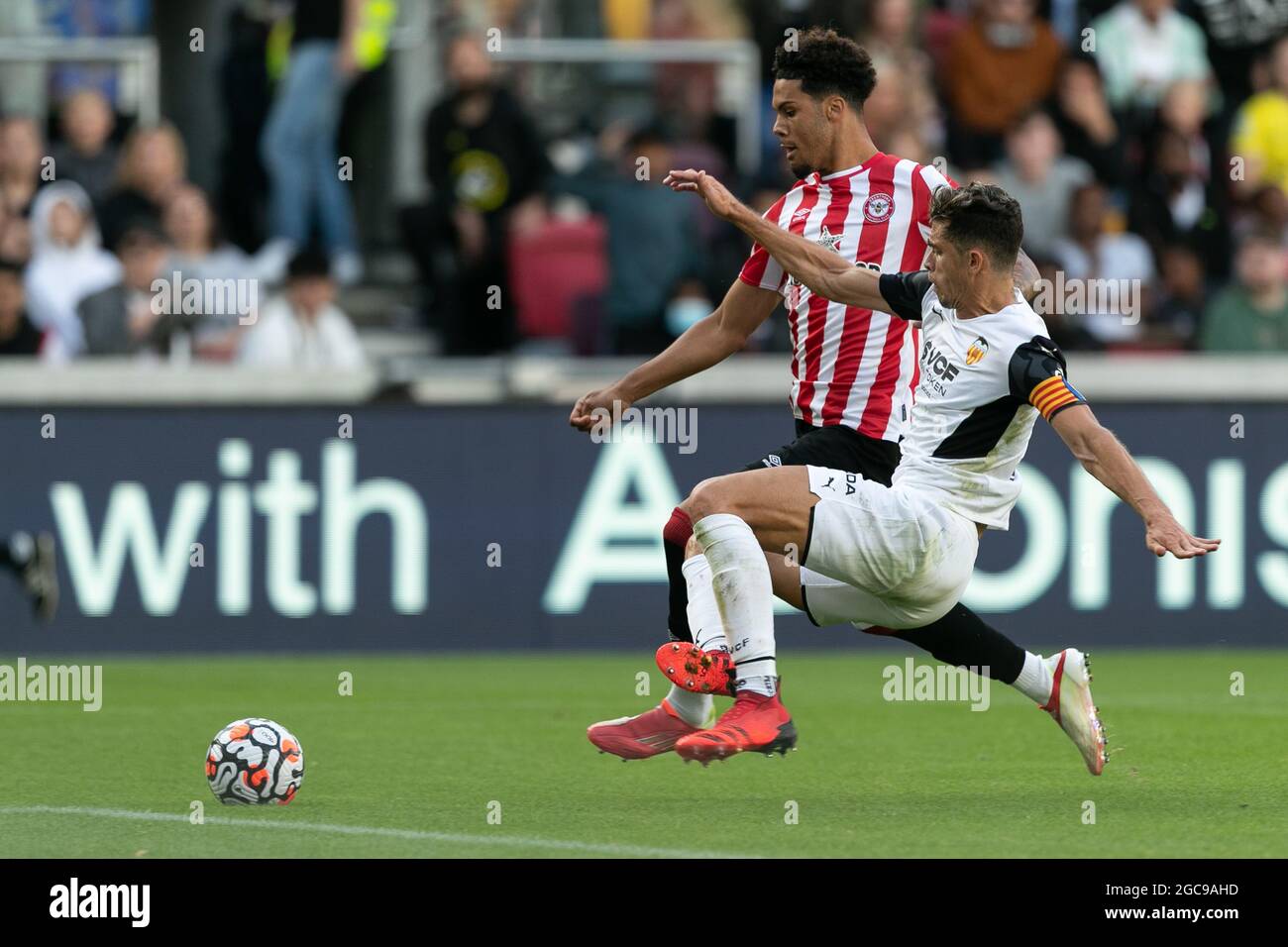 LONDON, UK. AUG 7TH: Myles Peart-Harris of Brentford and Gabriel Paulista of Valencia compete for the ball during the Pre-season Friendly match between Brentford and Valencia CF at the Brentford Community Stadium, Brentford on Saturday 7th August 2021. (Credit: Juan Gasparini | MI News) Credit: MI News & Sport /Alamy Live News Stock Photo