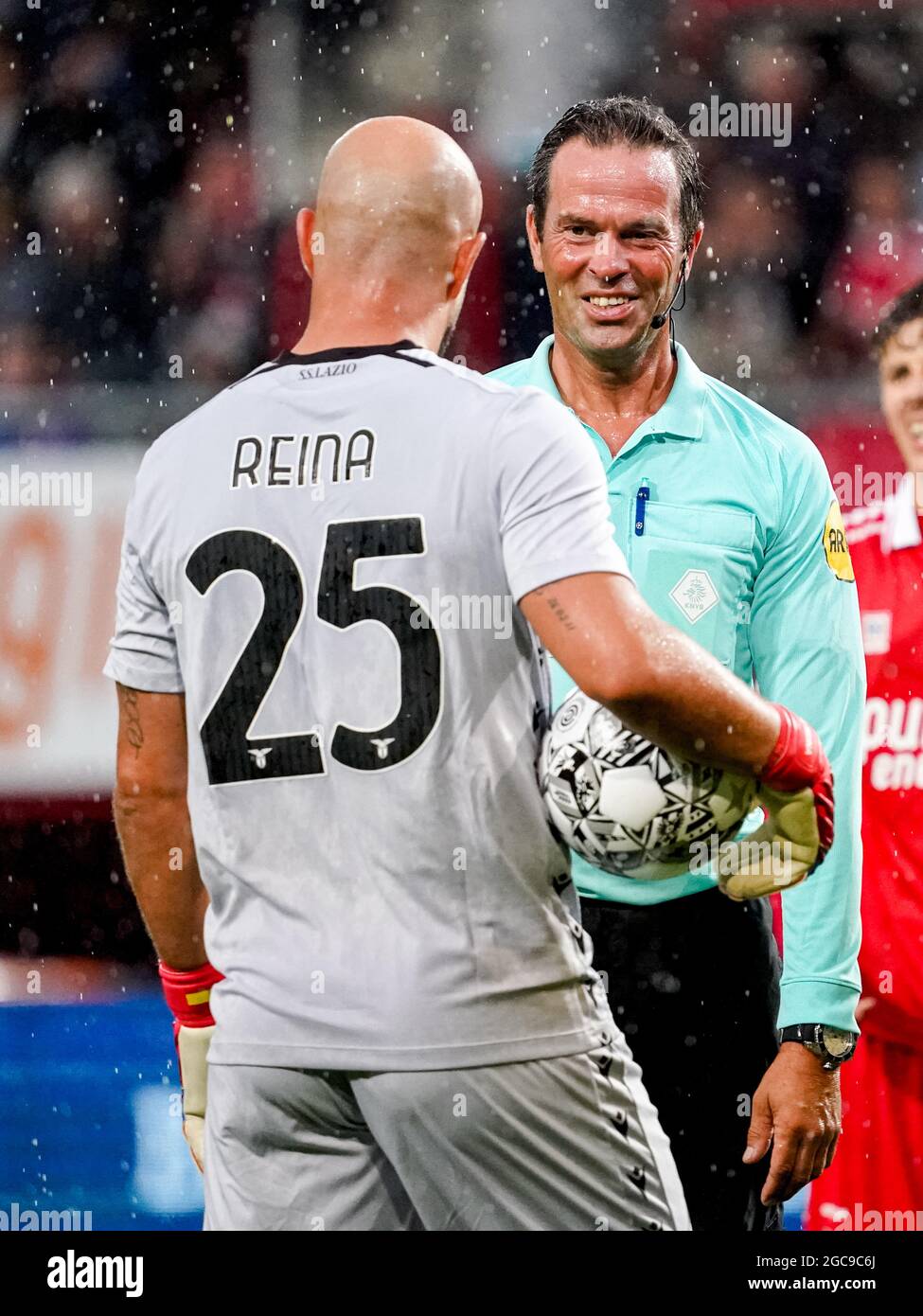 No More Adidas  Spain Reserve Goalkeeper Pepe Reina Switches Boot