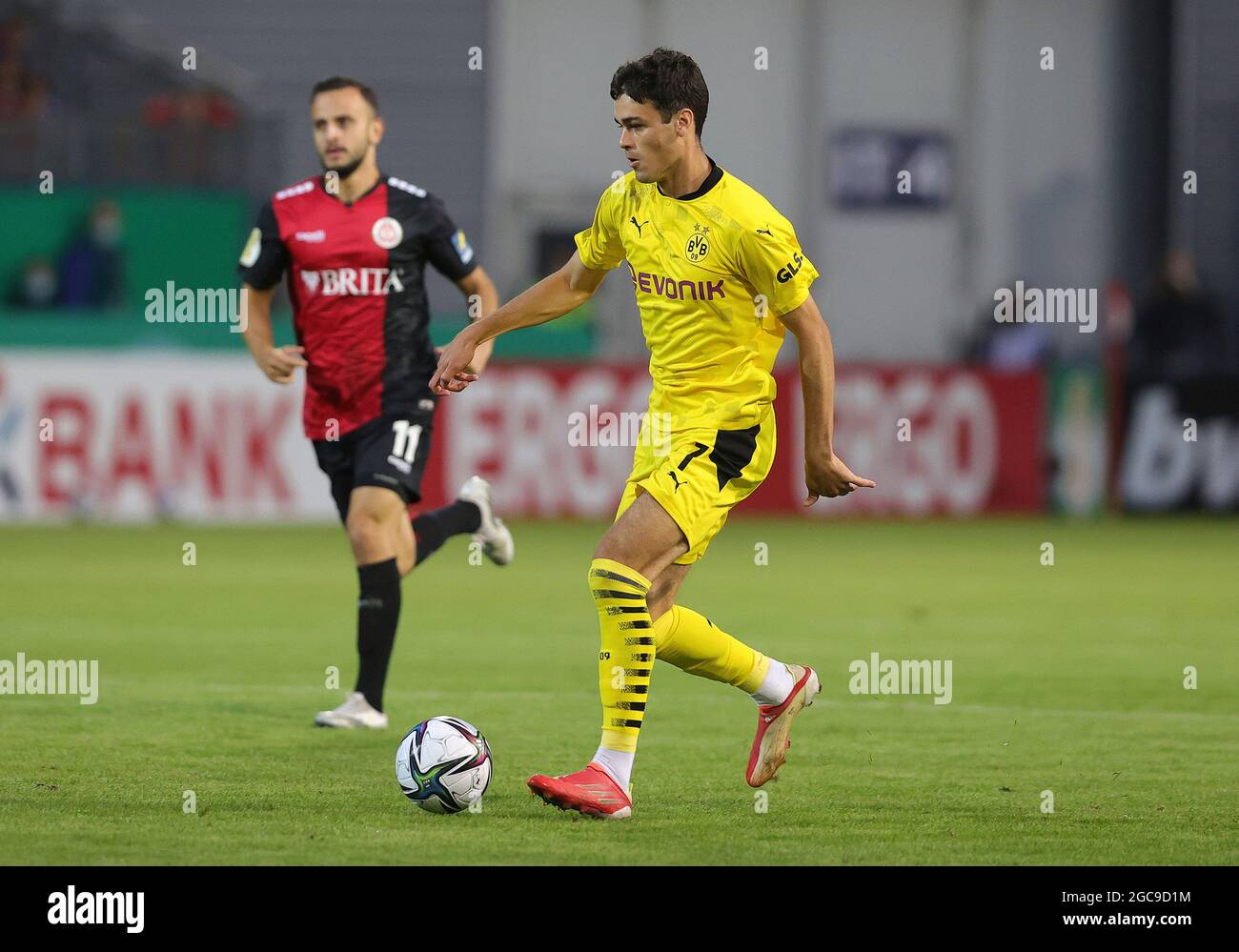 Wiesbaden, Deutschland. 07th Aug, 2021. firo: 07.08.2021, Fuvuball, 1st  Bundesliga, season 2021/2022, DFB-Pokal, 1st round, SV Wehen Wiesbaden - BVB,  Borussia Dortmund Gio Reyna, individual action Credit: dpa/Alamy Live News  Stock Photo - Alamy