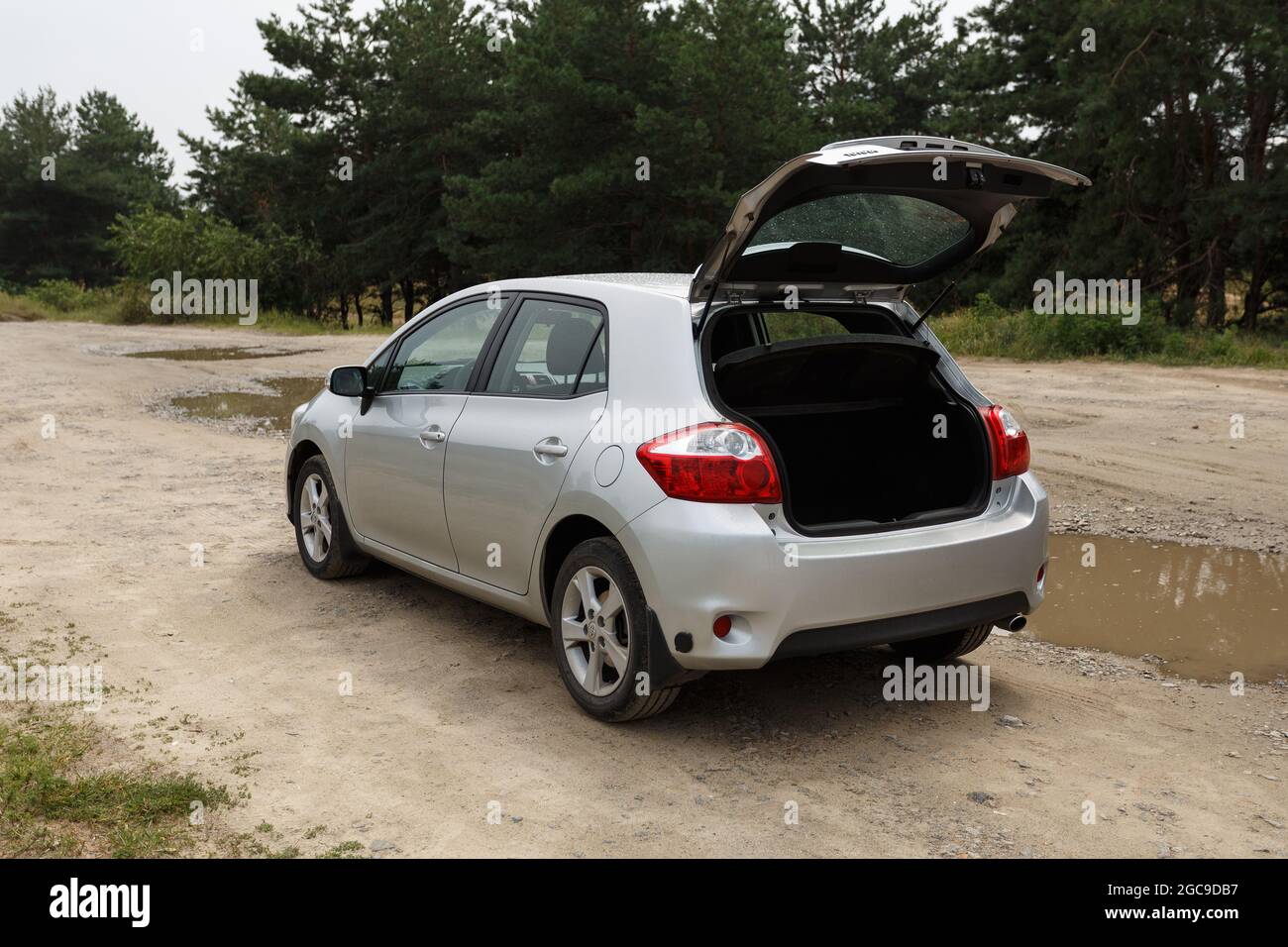 Toyota Auris (2010 – 2012).  Toyota auris, Toyota cars, Crossover cars