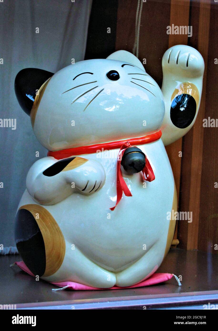 Lucky cat japan hi-res stock photography and images - Alamy
