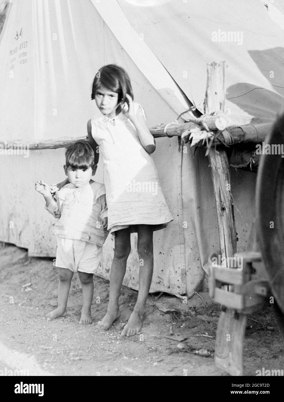 Barefoot children in a camp in American Depression in the Dustbowl taken by Dorothy Lange Stock Photo