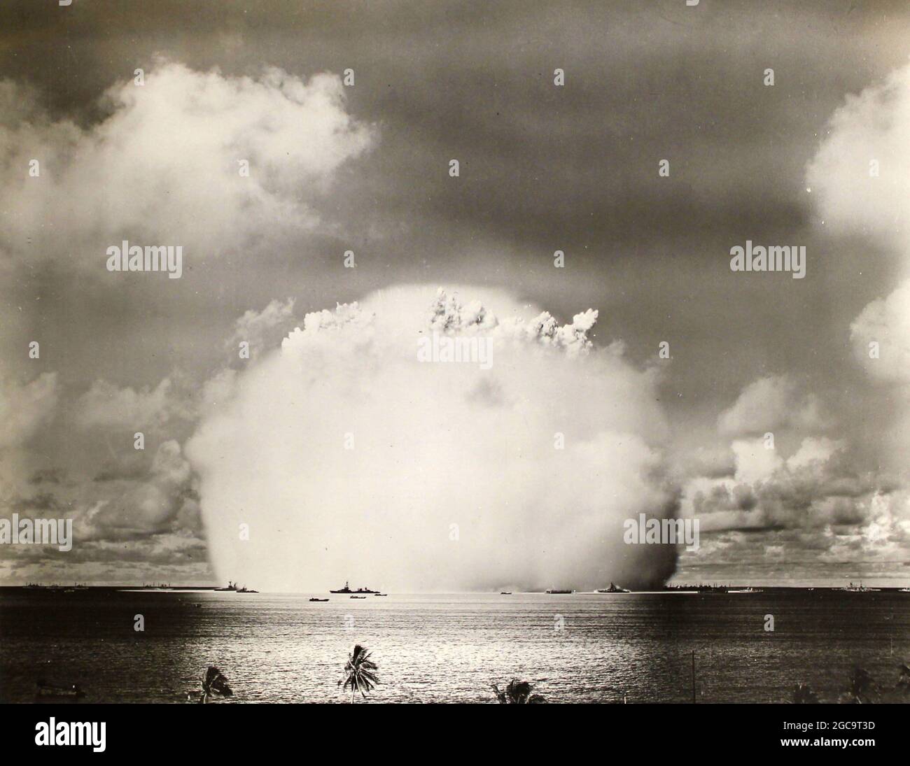 Nuclear (fission) explosion and mushroom cloud at the Operation Crossroads  (Baker Day) nuclear test at Bikini Atoll in 1946 Stock Photo - Alamy