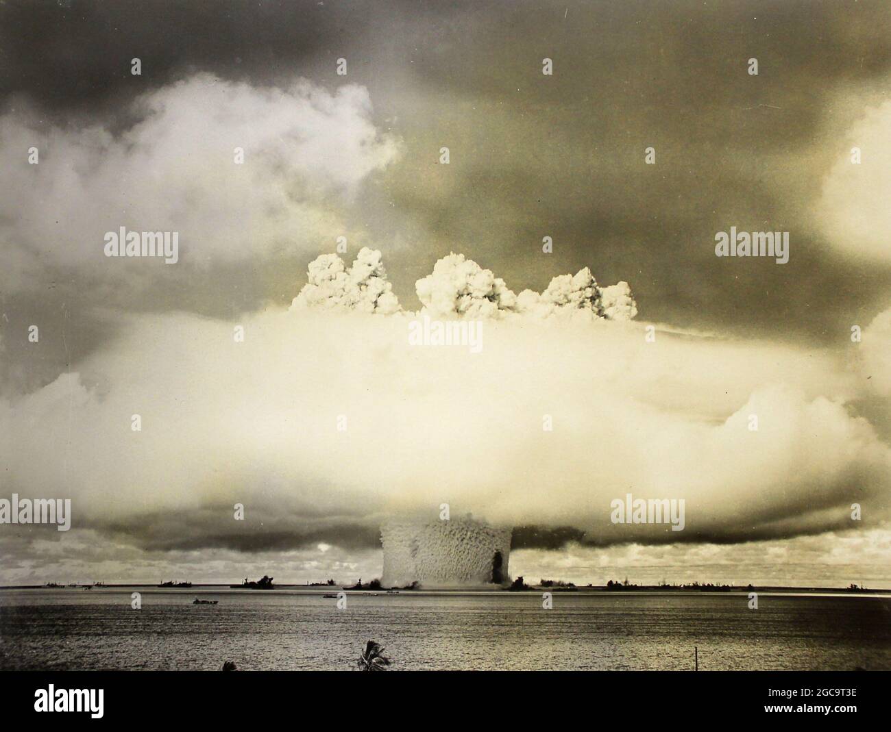 Nuclear (fission) explosion and mushroom cloud at the Operation Crossroads (Baker Day) nuclear test at Bikini Atoll in 1946 Stock Photo
