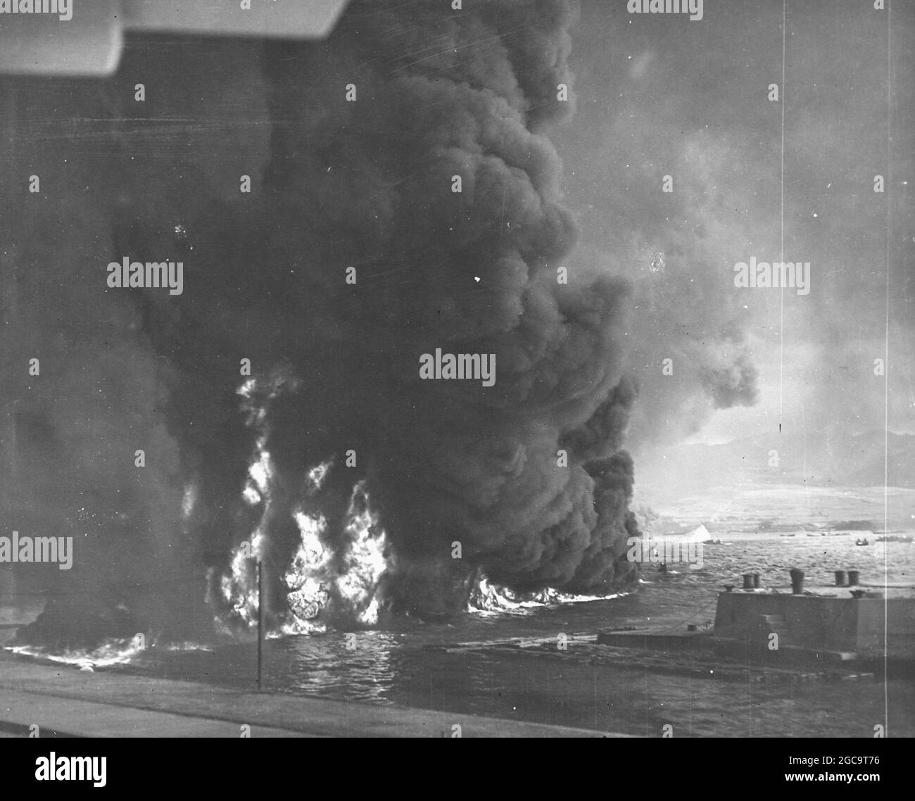 Battleships burning in Pearl Harbor on the 7th December 1941, Hawaii, USA Stock Photo