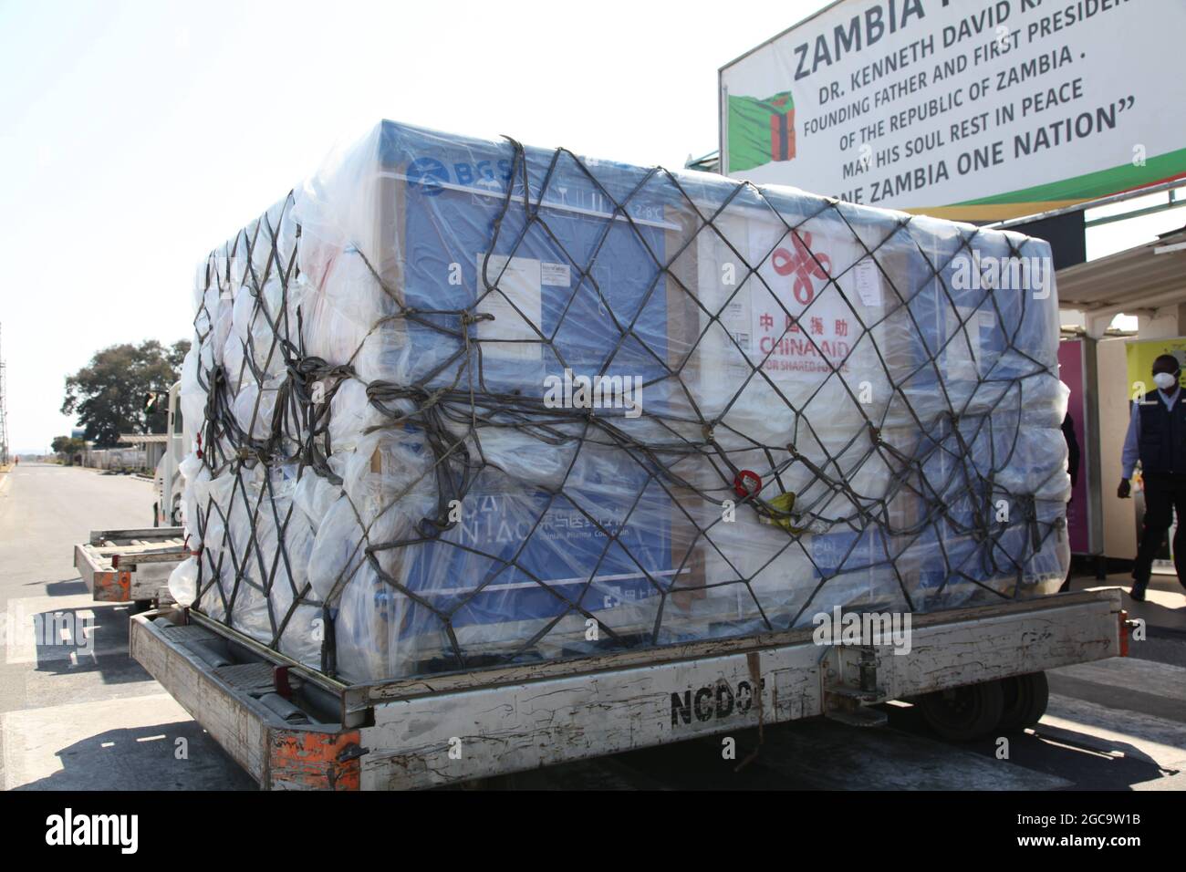 Lusaka, Zambia. 7th Aug, 2021. A batch of China's Sinopharm vaccines arrive at the Kenneth Kaunda International Airport in Lusaka, Zambia, on Aug. 7, 2021. A batch of China's Sinopharm vaccines arrived in Zambia on Saturday to be part of the southern African nation's basket of COVID-19 vaccines. Credit: Zhao Yupeng/Xinhua/Alamy Live News Stock Photo