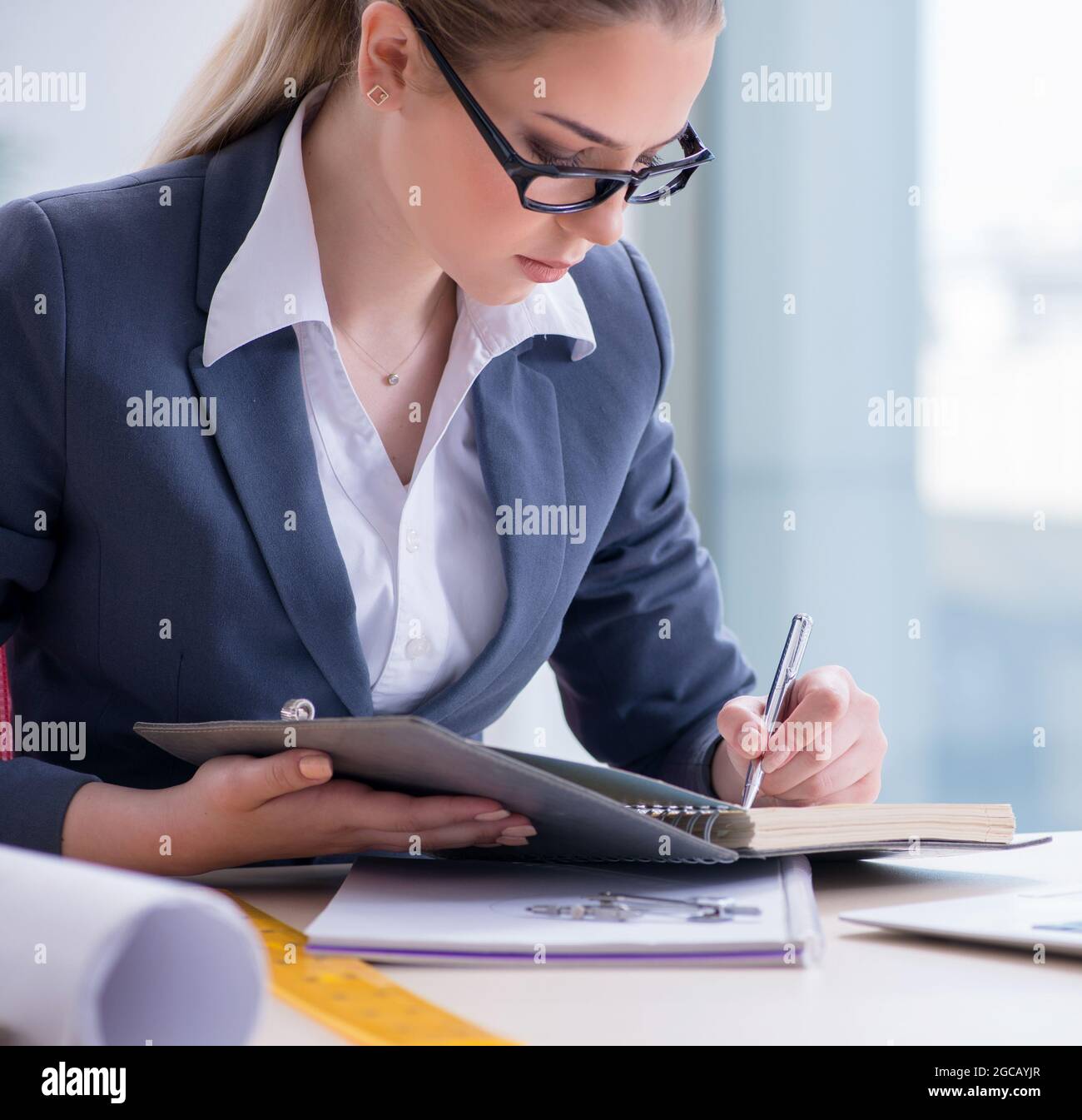 The businesswoman working at her desk in office Stock Photo - Alamy