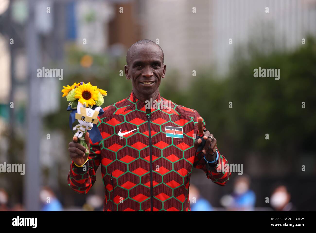 Sapporo, Hokkaido, Japan. 8th Aug, 2021. Eliud KIPCHOGE (KEN) on the podium for the Flower Ceremony after winning gold in the Men's Maraton event Marathon : Men's Marathon during the Tokyo 2020 Olympic Games in Sapporo, Hokkaido, Japan . Credit: YUTAKA/AFLO SPORT/Alamy Live News Stock Photo
