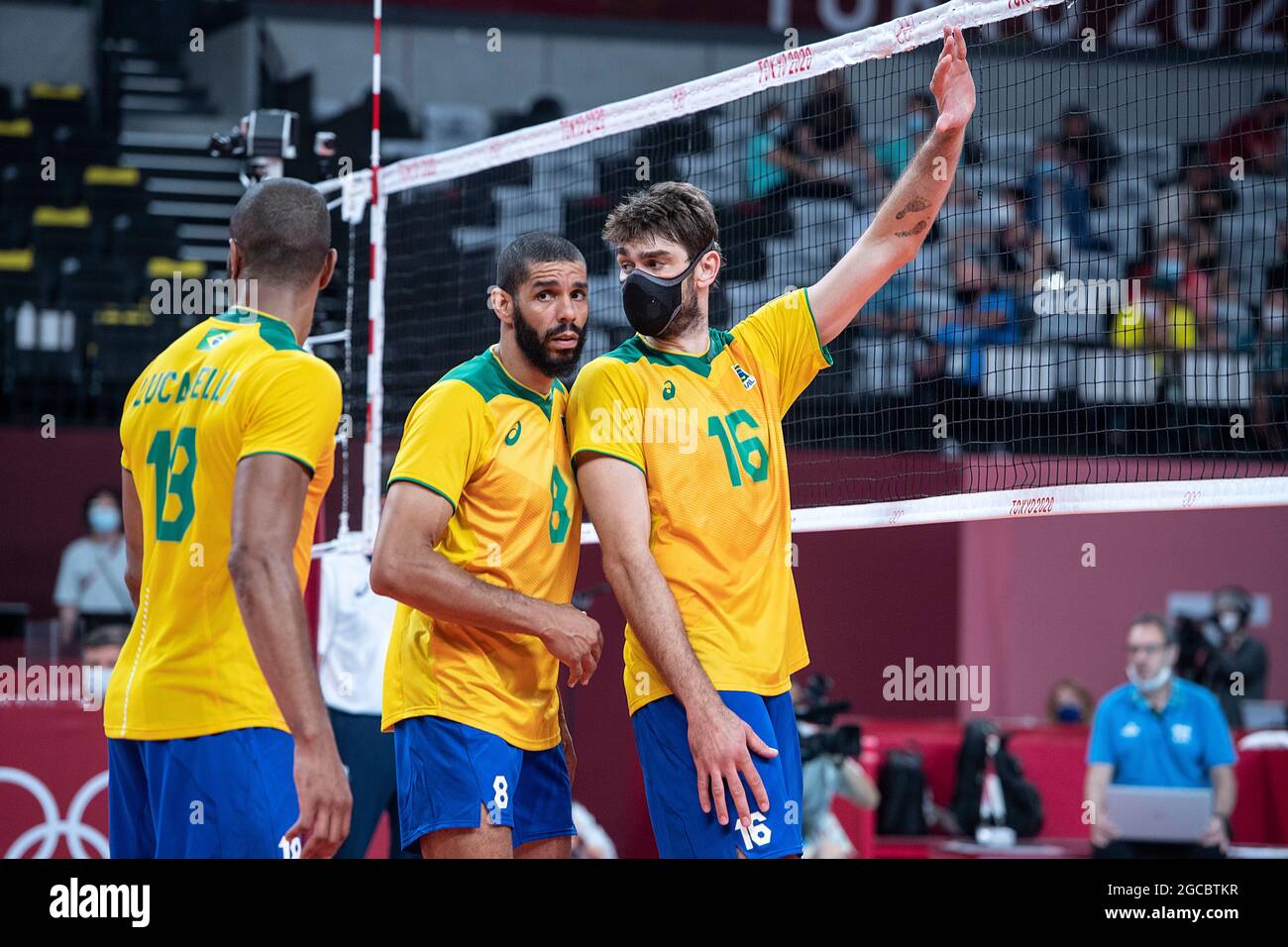 Lucas SAATKAMP (BRA, r.), who consults with Wallace De SOUZA (BRA) and Ricardo Lucarelli SOUZA (BRA, l.), played with the mask; Argentina 3-2 Brazil, Argentina 3rd place, bronze medal; Volleyball/men, game for 3rd place, on August 7th, 2021; Olympic Summer Games 2020, from 23.07. - 08.08.2021 in Tokyo/Japan. Stock Photo