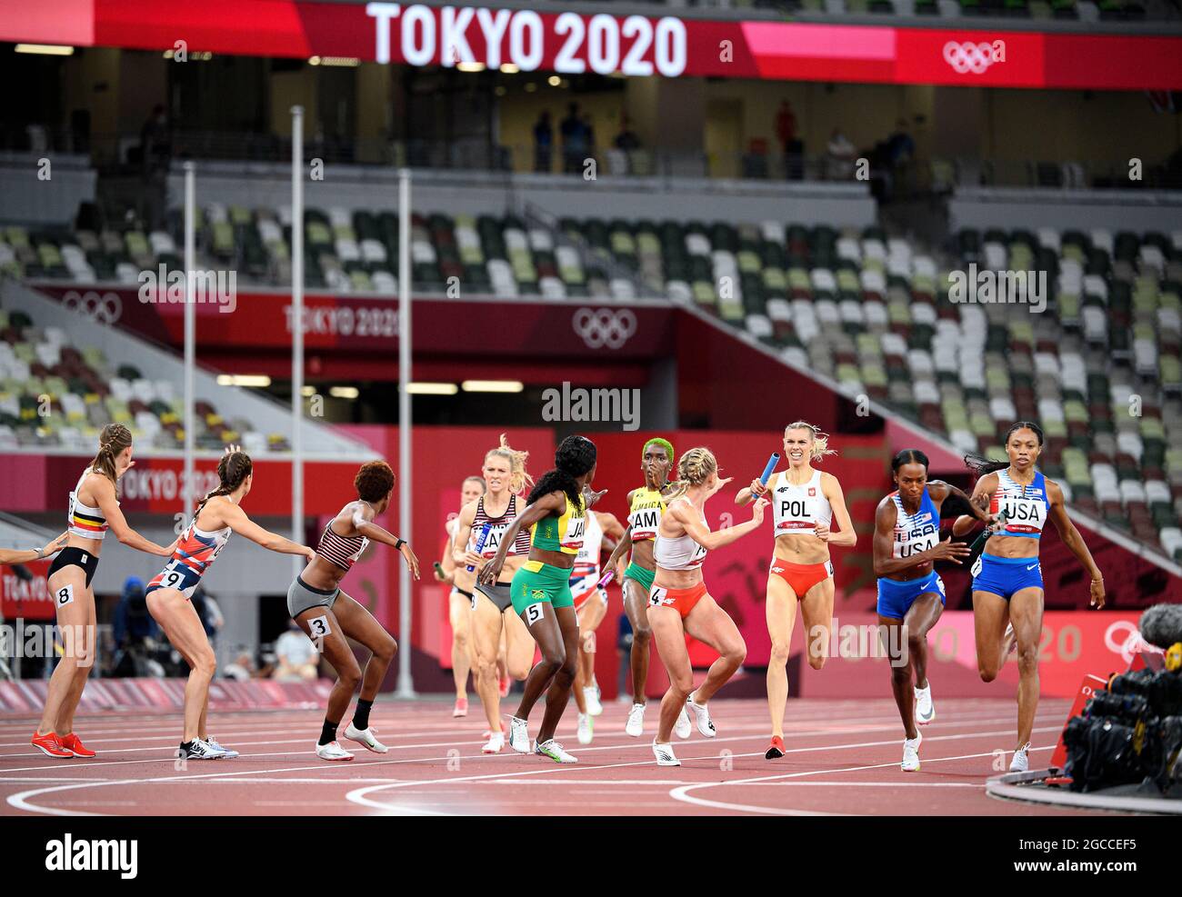 Tokyo, Japan. 07th Aug, 2021. Action, runners in the transition area, right team USA, winner, winner, Olympic champion, 1st place, gold medal, gold medalist, Olympic champion, gold medalist, 2nd from team POL, 3rd place, bronze medal, bronze medal, bronze medalist, bronze medalist, 3rd left to right Team CAN, 2nd place, silver medal, silver medal, silver medalist, silver medalist, athletics, women's 4x400m final, womenÕs 4x400m relay final, on 08/07/2021 Olympic Summer Games 2020, from 07/23/2020 - 08.08.2021 in Tokyo/Japan. Credit: dpa/Alamy Live News Stock Photo