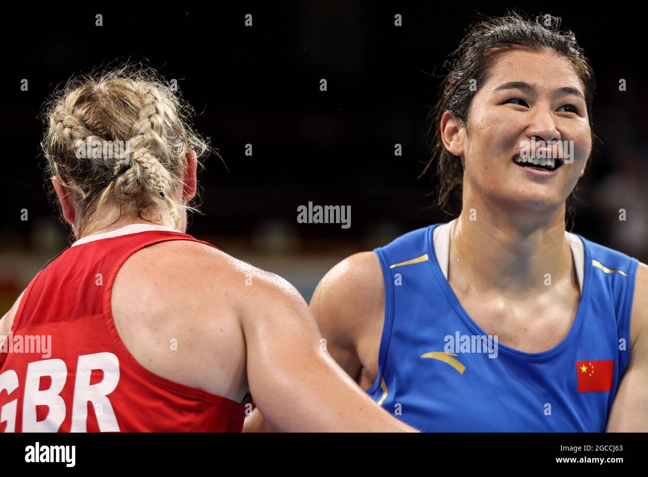 Tokyo, Japan. 8th Aug, 2021. Li Qian (R) of China greets Lauren Price ...