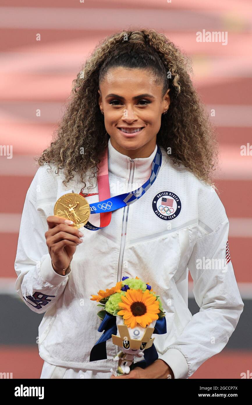 Sydney McLaughlin of Team United States (USA) poses with the gold