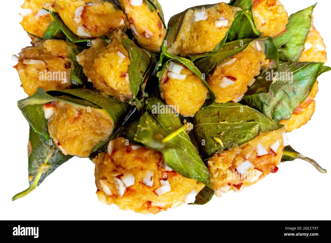 Traditional steamed ripe palmyra palm fruit cake wrapped with jackfruit leaves and sprinkled with coconut pieces. Steamed palmyra palm cake in isolate Stock Photo