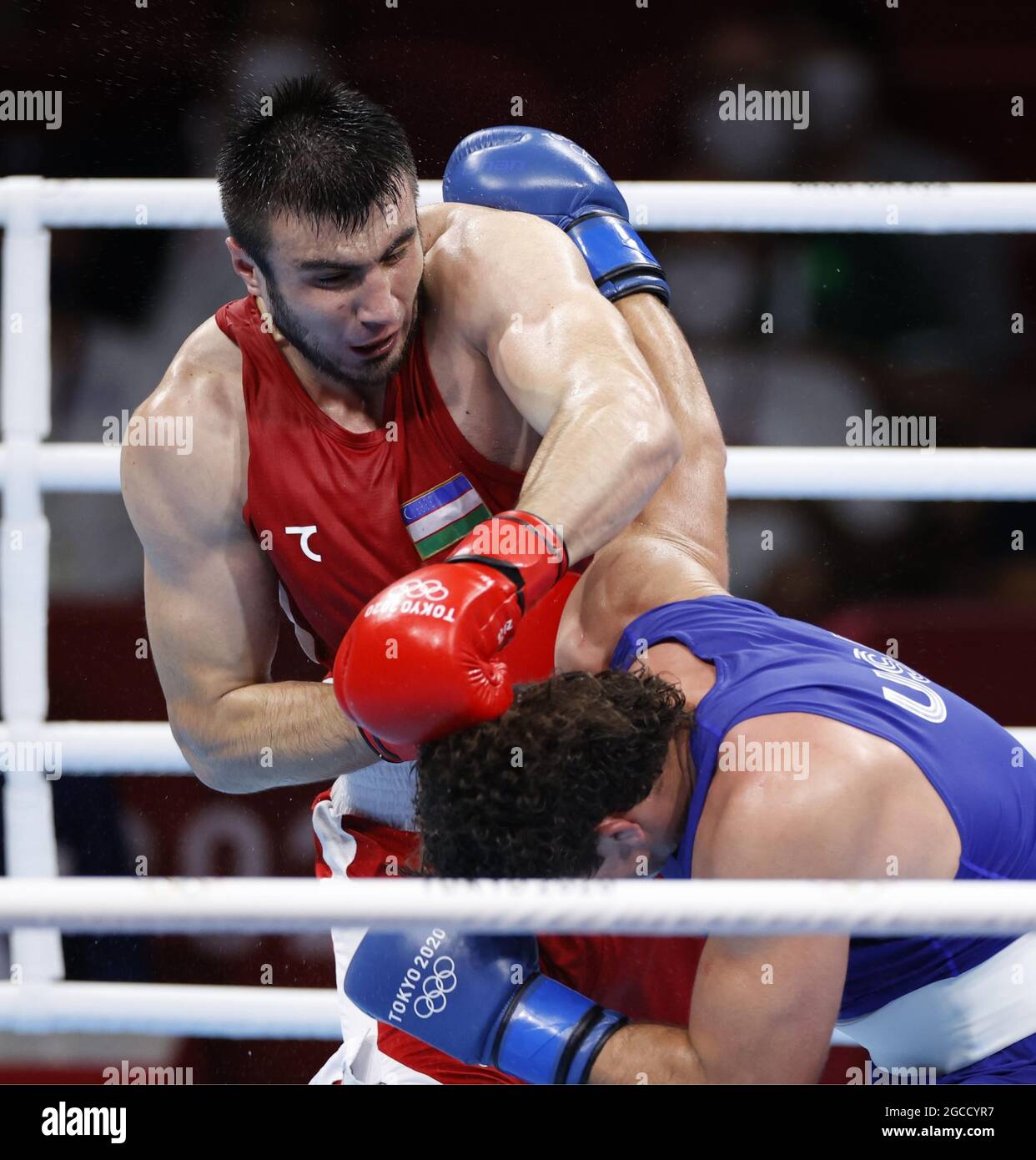 Bakhodir Jalolov (red) of Uzbekistan and Richard Torrez Jr of the