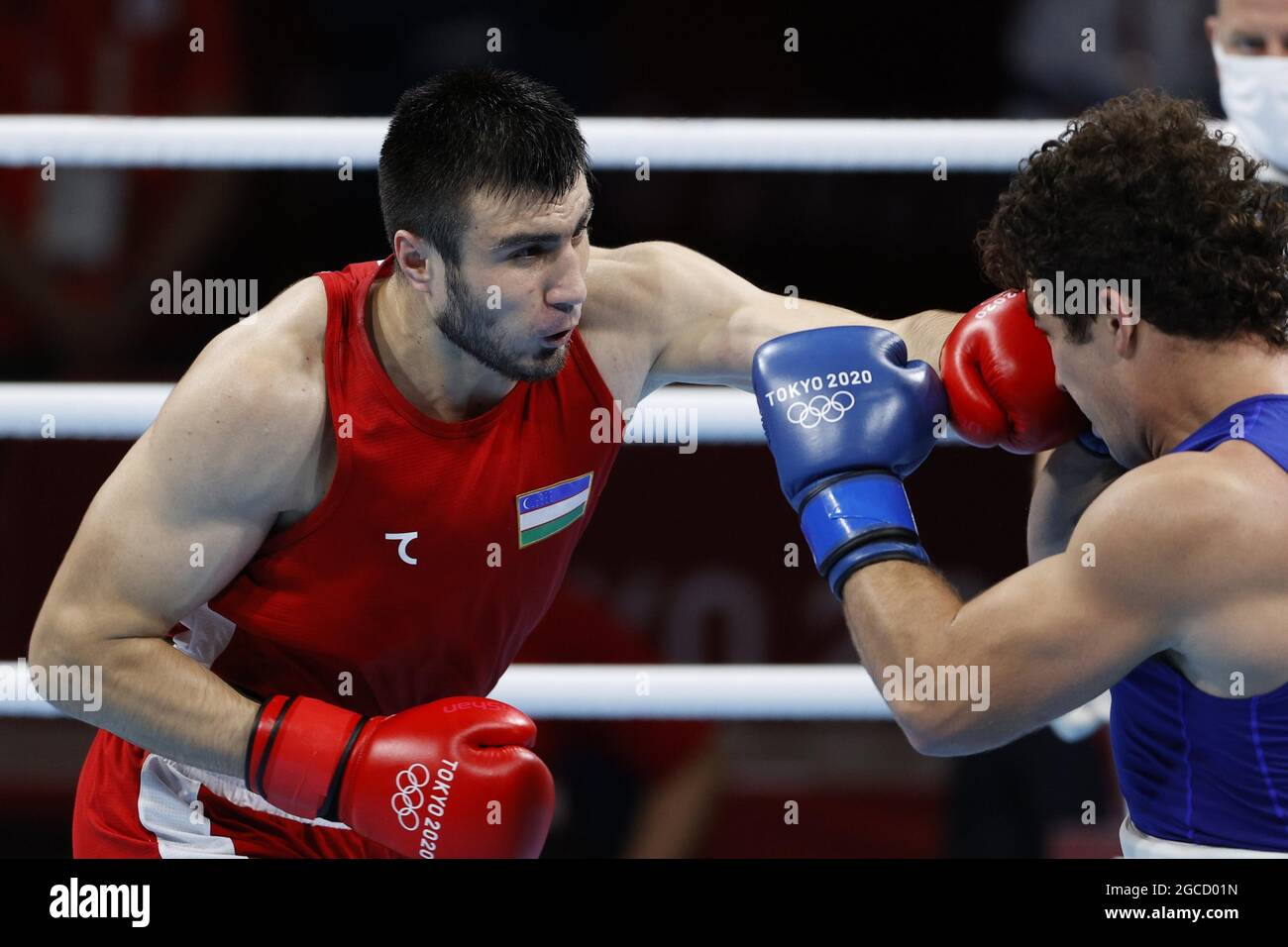 Bakhodir Jalolov (red) of Uzbekistan and Richard Torrez Jr of the