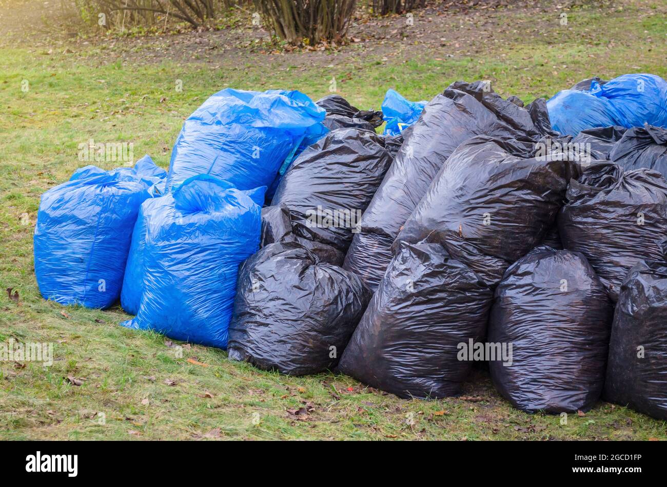 Lawn and leaf bags hi-res stock photography and images - Alamy