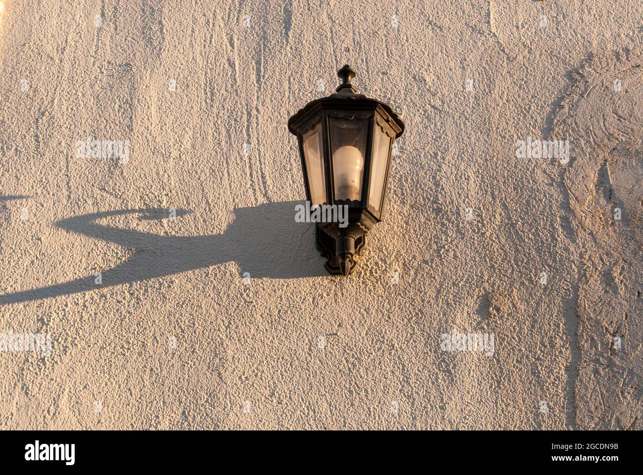 Schattenspiel: Laterne  im Abendlicht in Südfrankreich - shadow play: an antique lantern at a vineyard in the evening light in the South of France. Stock Photo