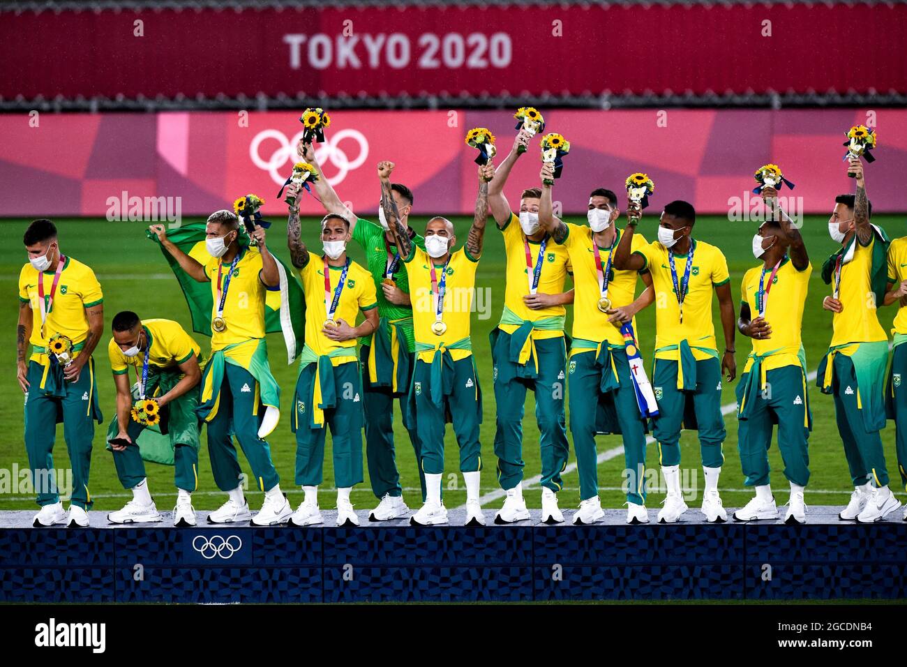 YOKOHAMA, JAPAN - AUGUST 7: Paulinho of Brazil, Bruno Guimaraes of Brazil, Matheus Cunha of Brazil, Richarlison of Brazil, Antony of Brazil, Brenno Costa of Brazil, Dani Alves of Brazil, Bruno Fuchs of Brazil, Nino of Brazil, Abner Vinicius of Brazil and Malcom of Brazil showing their gold medal after the Tokyo 2020 Olympic Mens Football Tournament Gold Medal Match between Brazil and Spain at International Stadium Yokohama on August 7, 2021 in Yokohama, Japan (Photo by Pablo Morano/Orange Pictures) Stock Photo