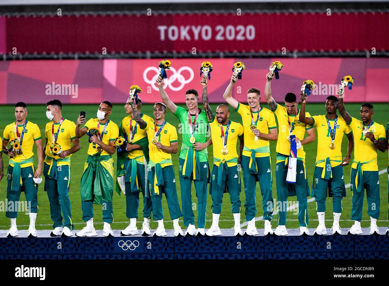 YOKOHAMA, JAPAN - AUGUST 7: Paulinho of Brazil, Bruno Guimaraes of Brazil, Matheus Cunha of Brazil, Richarlison of Brazil, Antony of Brazil, Brenno Costa of Brazil, Dani Alves of Brazil, Bruno Fuchs of Brazil, Nino of Brazil, Abner Vinicius of Brazil and Malcom of Brazil showing their gold medal after the Tokyo 2020 Olympic Mens Football Tournament Gold Medal Match between Brazil and Spain at International Stadium Yokohama on August 7, 2021 in Yokohama, Japan (Photo by Pablo Morano/Orange Pictures) Stock Photo