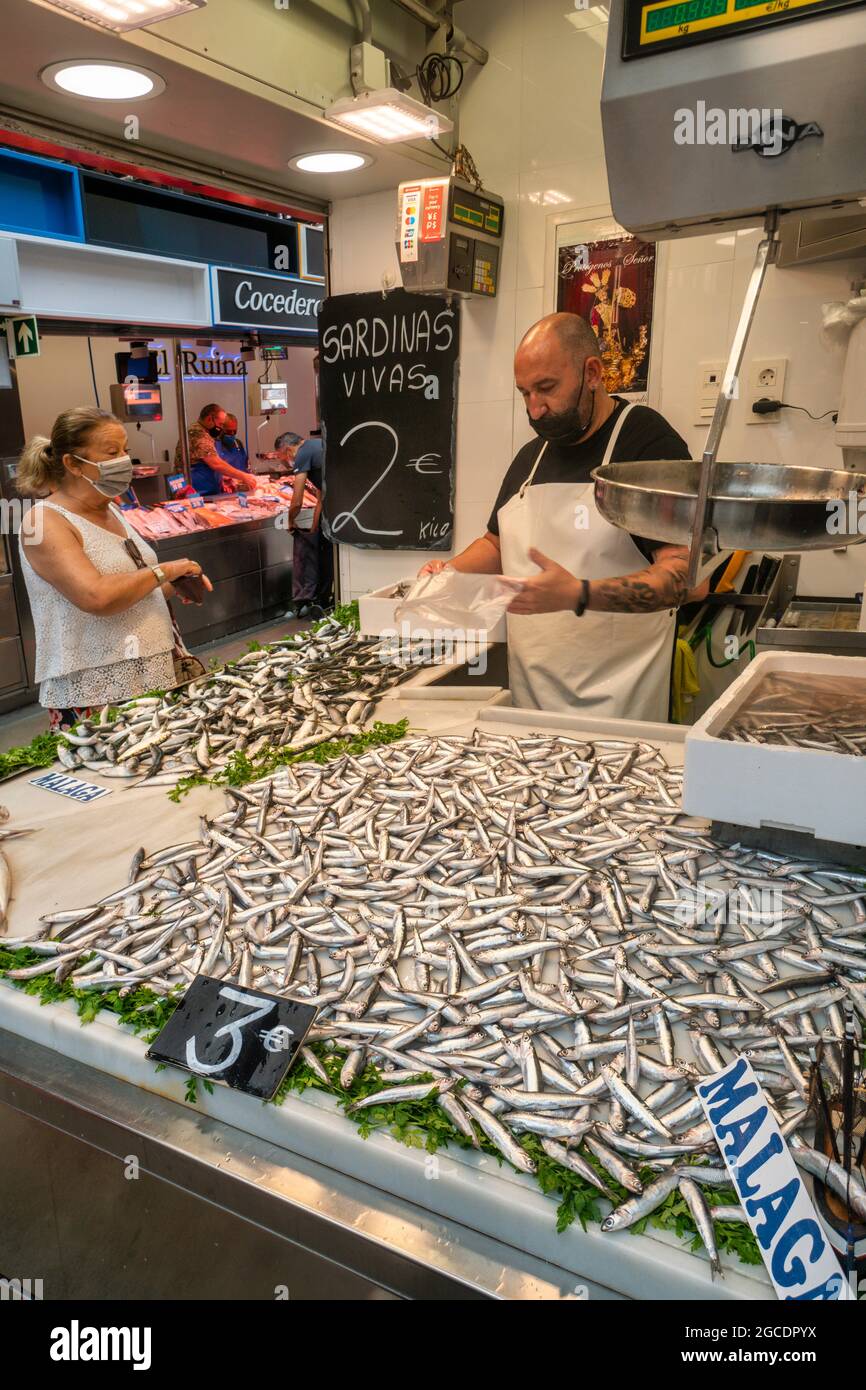 Mercado Central de Atarazanas, traditionelle Markthalle mit großer Auswahl an Lebensmitteln Fischmarkt, Sardinen, Malaga, Costa del Sol, Provinz Malag Stock Photo