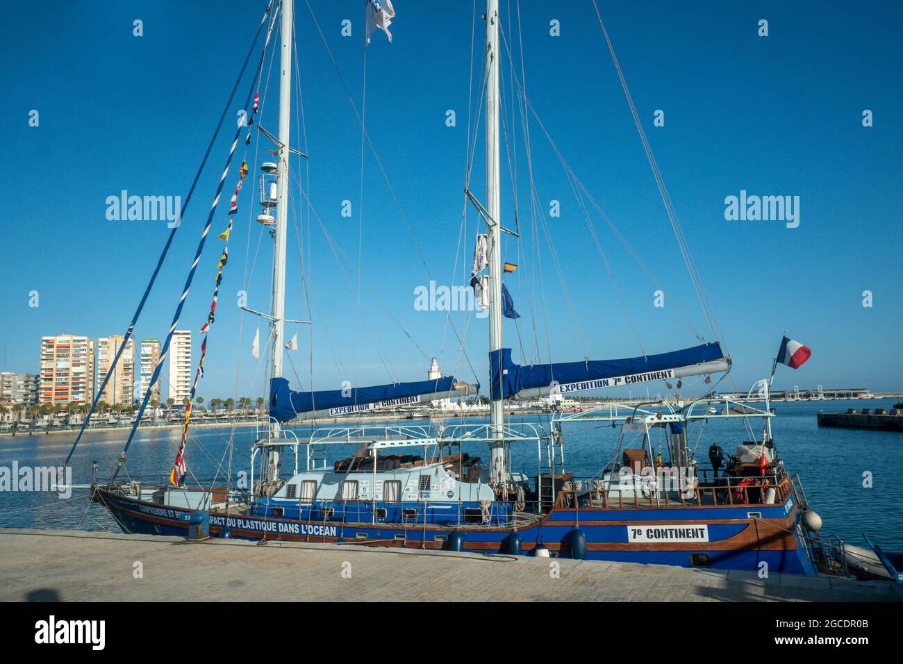 Boot der Expedition 7th Continent im Hafen von Malaga, benannt nach dem 7. Kontinent des Plastikmuells in den Weltmeeren, Spanien Stock Photo