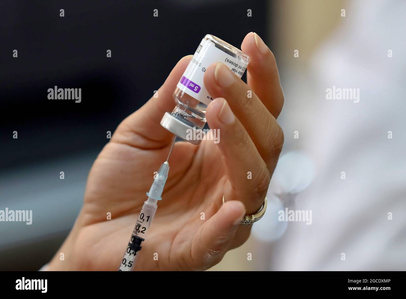 Tunis, Tunisia. 08th Aug, 2021. A medical worker prepares a dose of AstraZeneca vaccine at Oued Ellil high school in Manouba. The national Covid-19 vaccination day for people aged 40 and above started this Sunday, August 8, 2021, in various parts of Tunisia. Credit: SOPA Images Limited/Alamy Live News Stock Photo
