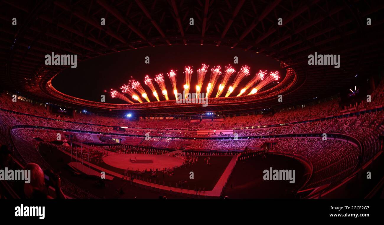 (210808) -- TOKYO, Aug. 8, 2021 (Xinhua) -- Fireworks explode over the Olympic Stadium during the closing ceremony of Tokyo 2020 Olympic Games in Tokyo, Japan, Aug. 8, 2021. (Xinhua/Li Gang) Stock Photo