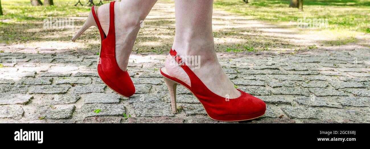 Legs red heels hi-res stock photography and images - Page 15 - Alamy