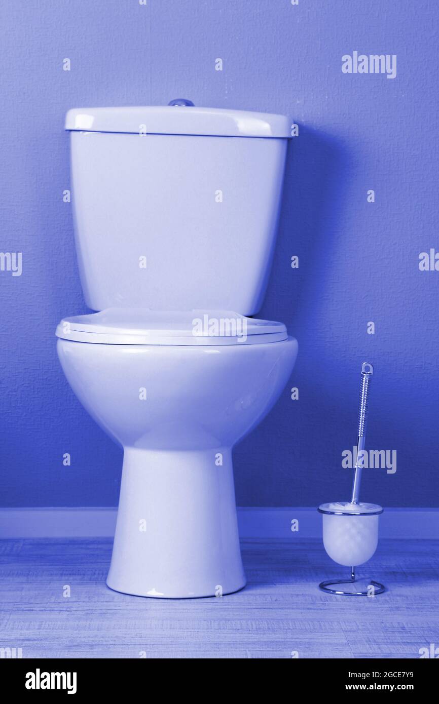 White toilet bowl in a bathroom Stock Photo - Alamy