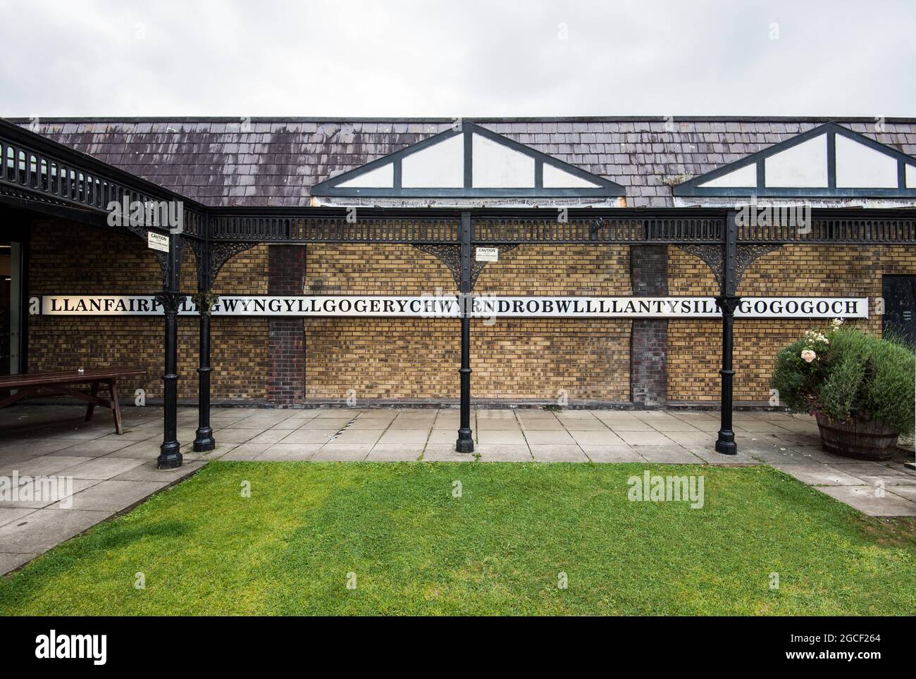 LLanfairpwllgwyngyll or Llanfair­pwllgwyngyll­gogery­chwyrn­drobwll