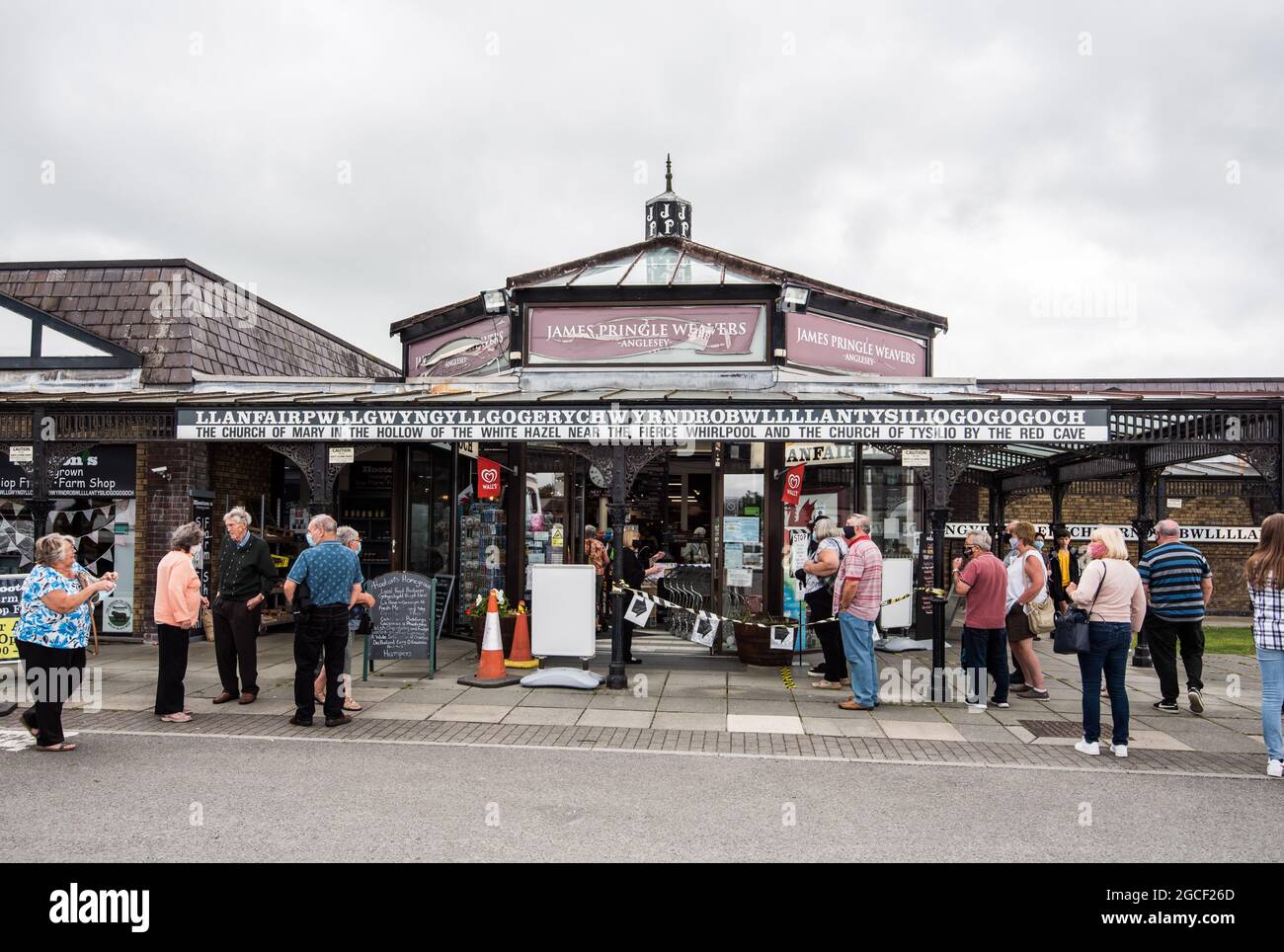 LLanfairpwllgwyngyll or Llanfair­pwllgwyngyll­gogery­chwyrn­drobwll