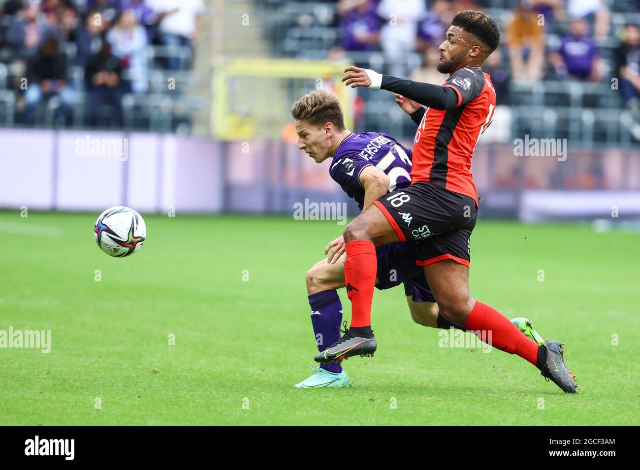 Anderlecht's Yari Verschaeren and Seraing's Paul Morgan Poaty fight for the  ball during a soccer match between RSC Anderlecht and RFC Seraing, Sunday  Stock Photo - Alamy