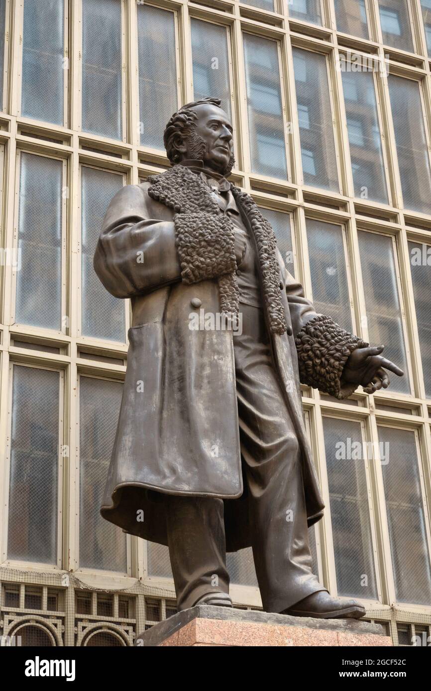 Cornelius Vanderbilt Statue, Grand Central Station, NYC Stock Photo - Alamy