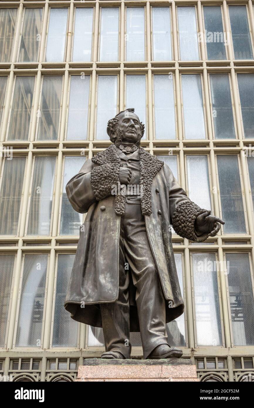 Cornelius Vanderbilt Statue, Grand Central Station, NYC Stock Photo - Alamy