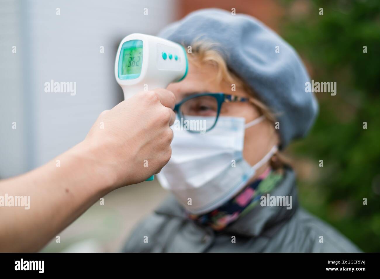 Elderly woman wearing a mask hi-res stock photography and images - Alamy