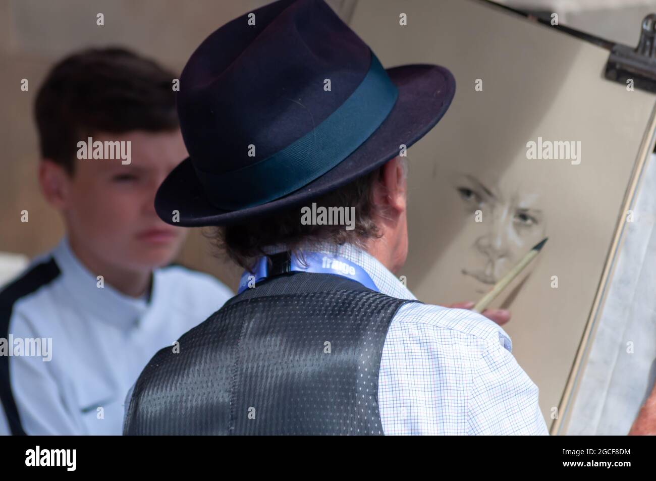 Edinburgh, Scotland, UK. 8th August, 2021. An artist drawing a portrait