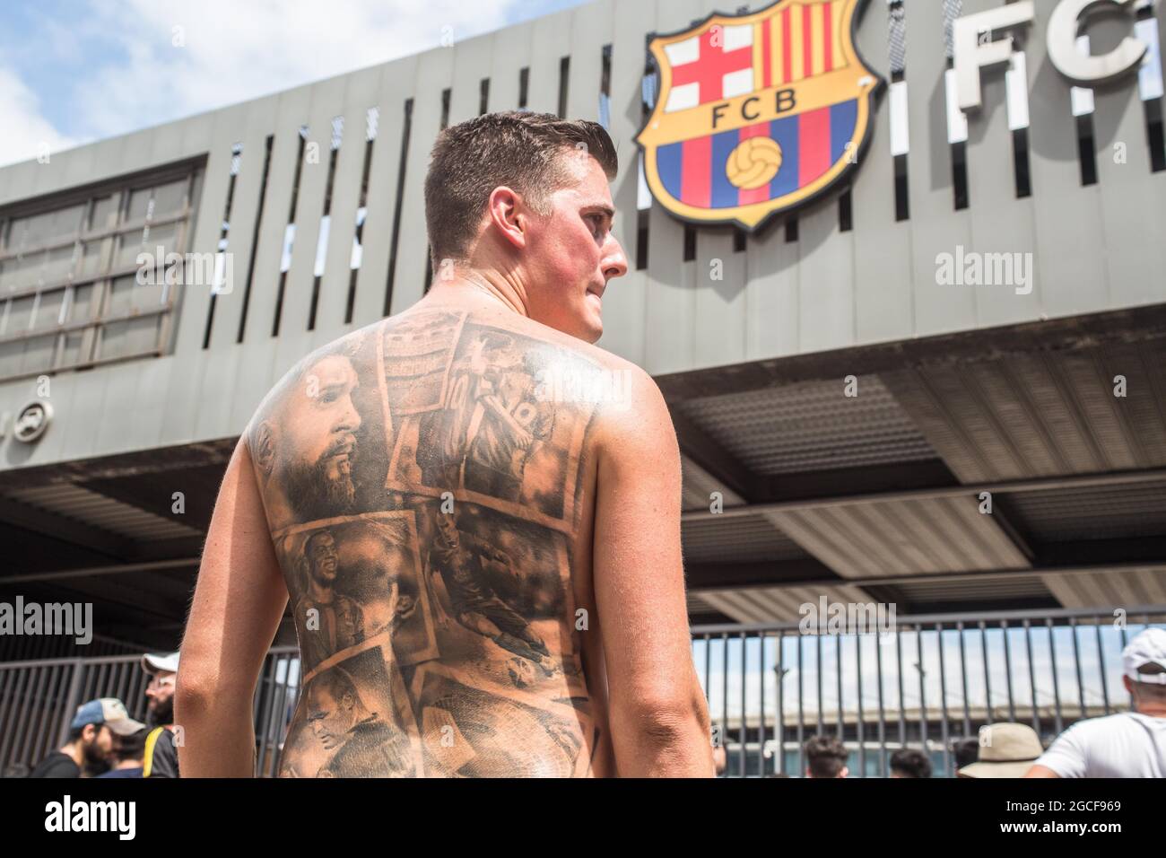 A fan with a tattoo on his back with the face of Messi and other ...