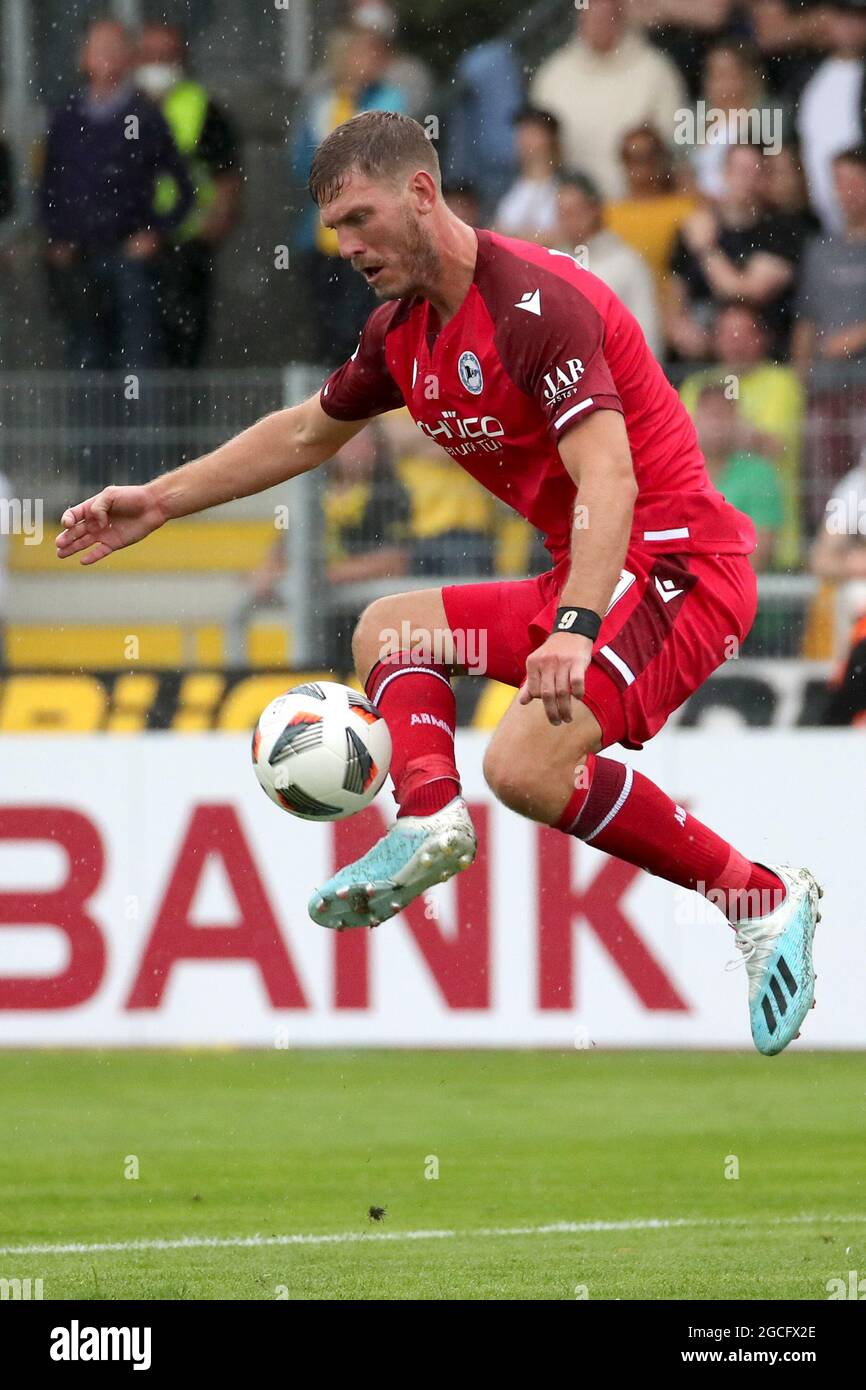 Bayreuth, Germany. 07th Aug, 2021. Football: DFB Cup, SpVgg Bayreuth - Arminia Bielefeld, 1st round at Hans-Walter-Wild-Stadion. Fabian Klos of Arminia Bielefeld for the ball. Credit: Daniel Karmann/dpa - IMPORTANT NOTE: In accordance with the regulations of the DFL Deutsche Fußball Liga and/or the DFB Deutscher Fußball-Bund, it is prohibited to use or have used photographs taken in the stadium and/or of the match in the form of sequence pictures and/or video-like photo series./dpa/Alamy Live News Stock Photo