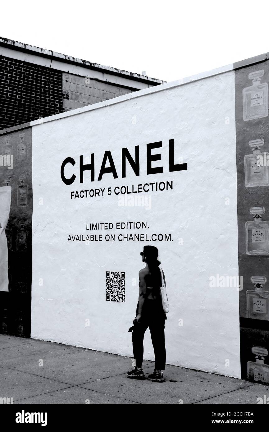 Chanel Factory 5 Colllection advertising handmade mural by Overall Murals  company in Brooklyn, New York on August 8, 2021. Chanel celebrates 100  Years of N°5 with Factory 5 collection. Photo Charles Guerin/ABACAPRESS.COM