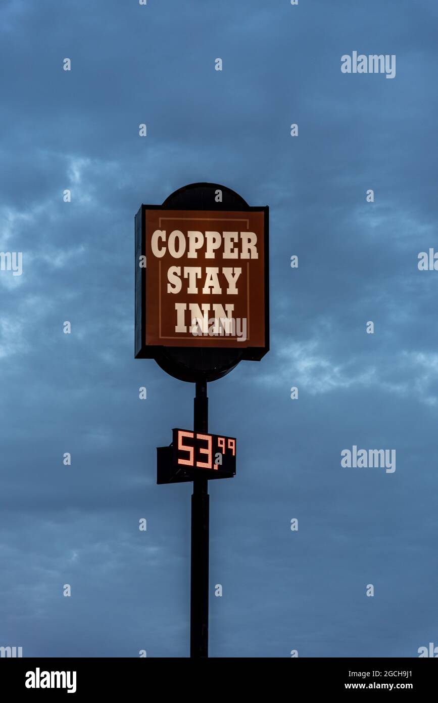 A sign advertising the Copper Stay Inn, an affordable motel in Arizona. Stock Photo