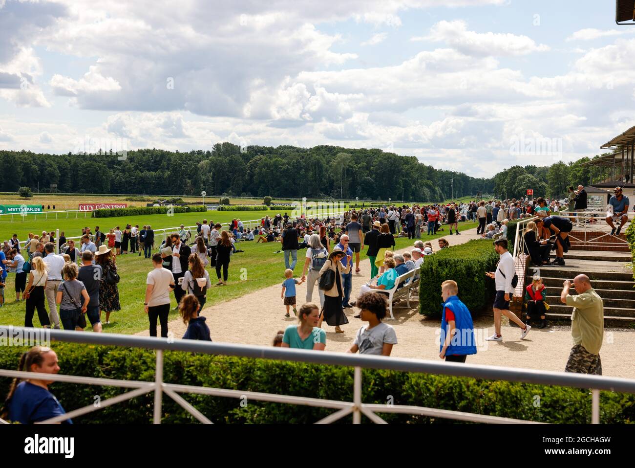 Brandenburg, Germany. 09th Aug, 2021. Overview of the 131st Longines Grand Prix of Berlin horse race at the racecourse Hoppegarten. Credit: Gerald Matzka/dpa/Alamy Live News Stock Photo