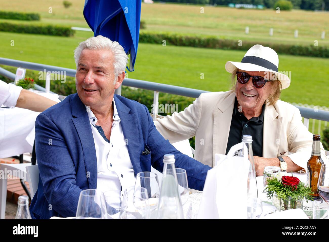 Brandenburg, Germany. 09th Aug, 2021. Klaus Wowereit (l) and Claus Theo Gärtner arrive at the 131st Longines Grand Prix of Berlin horse race at the Hoppegarten racecourse. Credit: Gerald Matzka/dpa/Alamy Live News Stock Photo