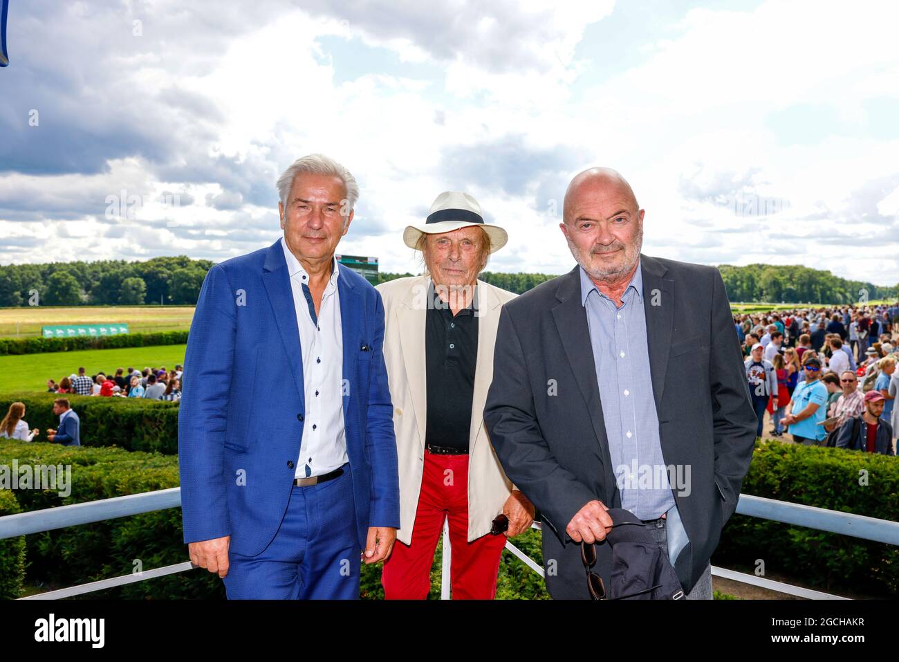 Brandenburg, Germany. 09th Aug, 2021. Klaus Wowereit (l-r), Klaus Theo Gärtner and Florian Martens arrive at the 131st Longines Grand Prix of Berlin horse race at Hoppegarten racecourse. Credit: Gerald Matzka/dpa/Alamy Live News Stock Photo