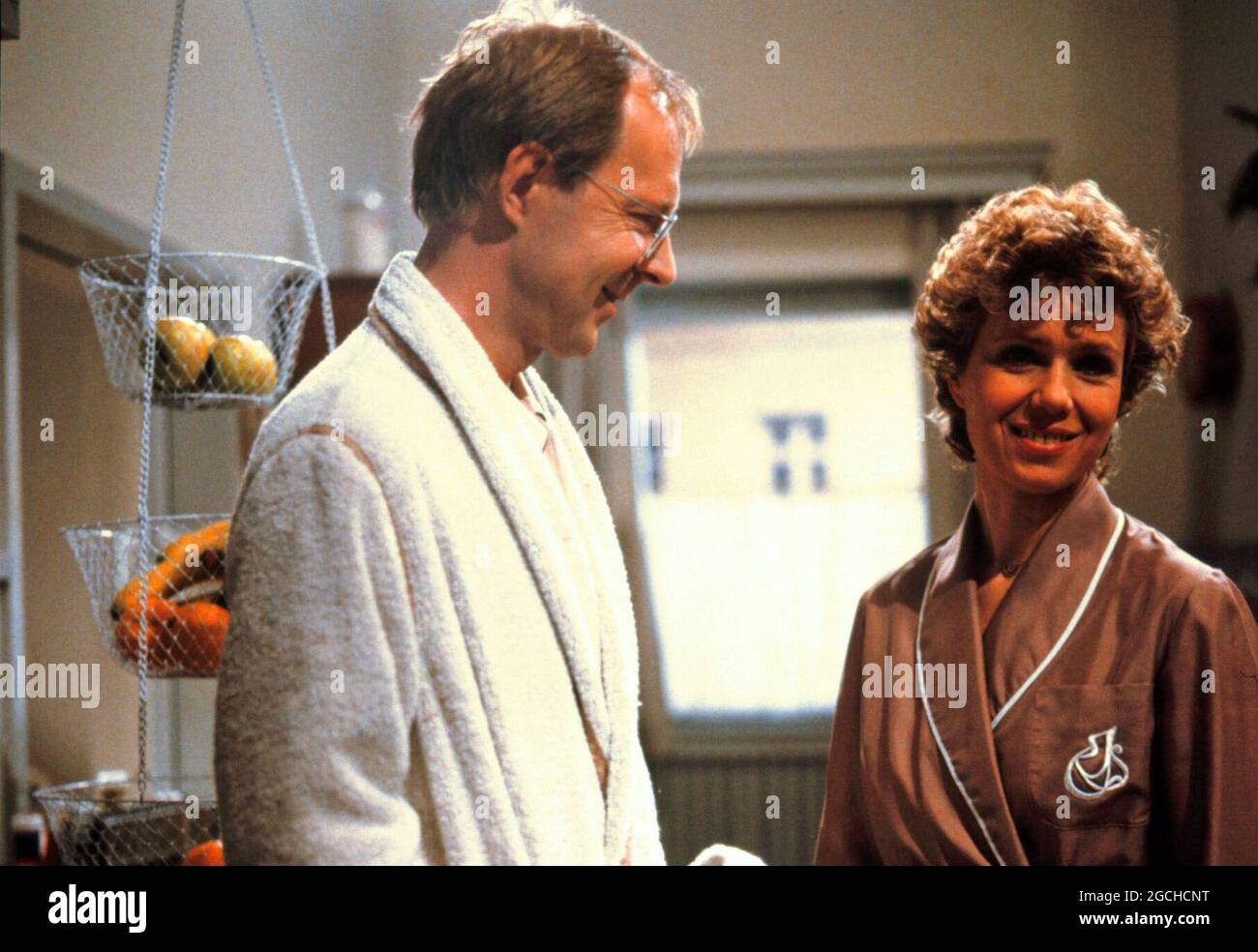 Diese Drombuschs, ZDF TV-Serie, 1983, Ehepaar Drombusch: WITTA POHL, HANS PETER KORFF. Diese Drombuchs, ZDF TV series, 1983, the Drombusch couple: WITTA POHL, HANS PETER KORFF Stock Photo