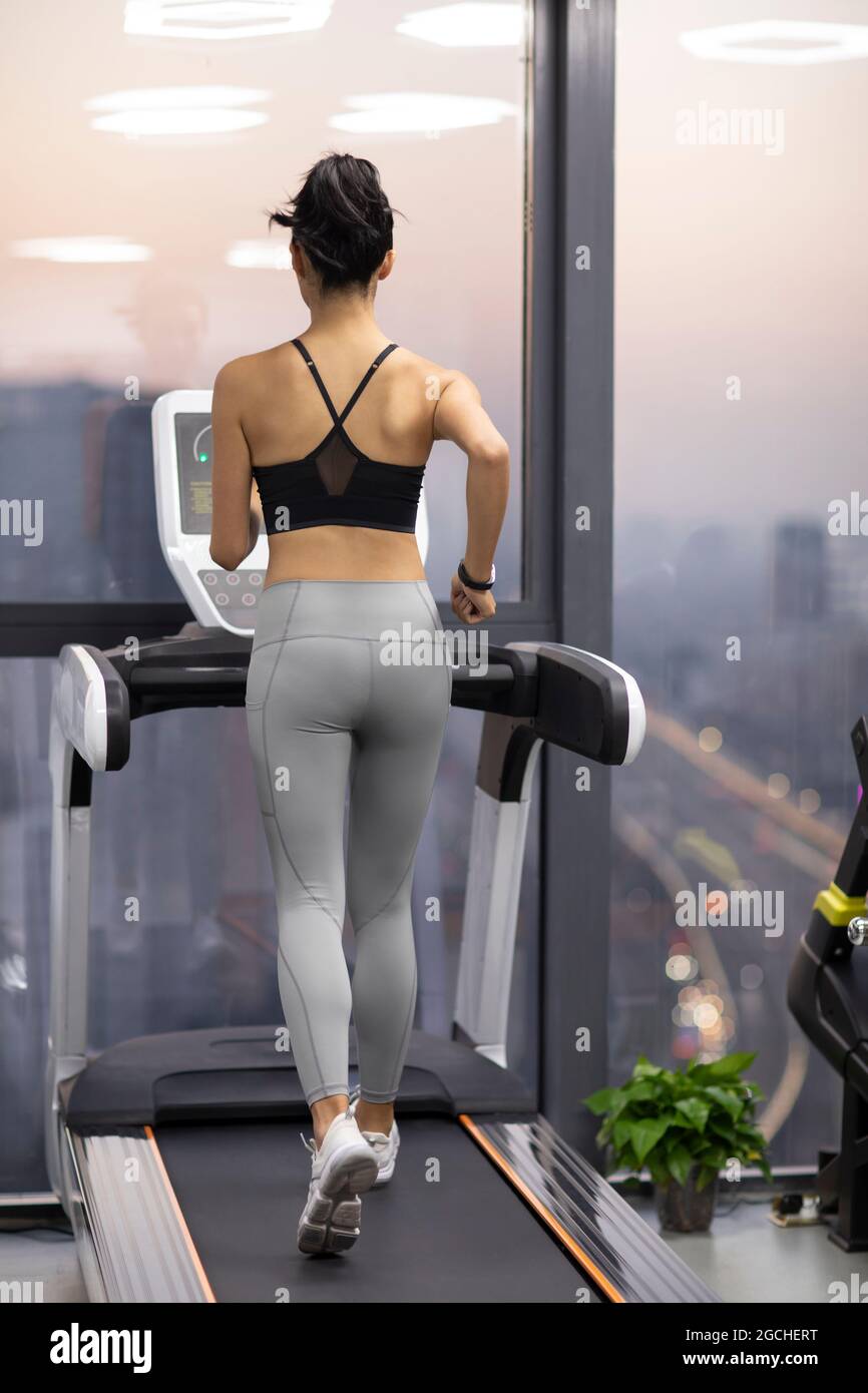 Fit Woman Training In Gym Stock Photo - Download Image Now - 20-24