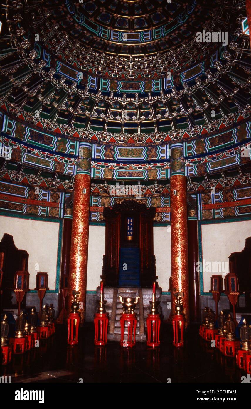 In der Halle der Ernteopfer auf dem Areal des Himmelstempels in Peking, China 1998. Inside Temple of Heaven at the Temple of Heaven area in Beijing, China 1998. Stock Photo